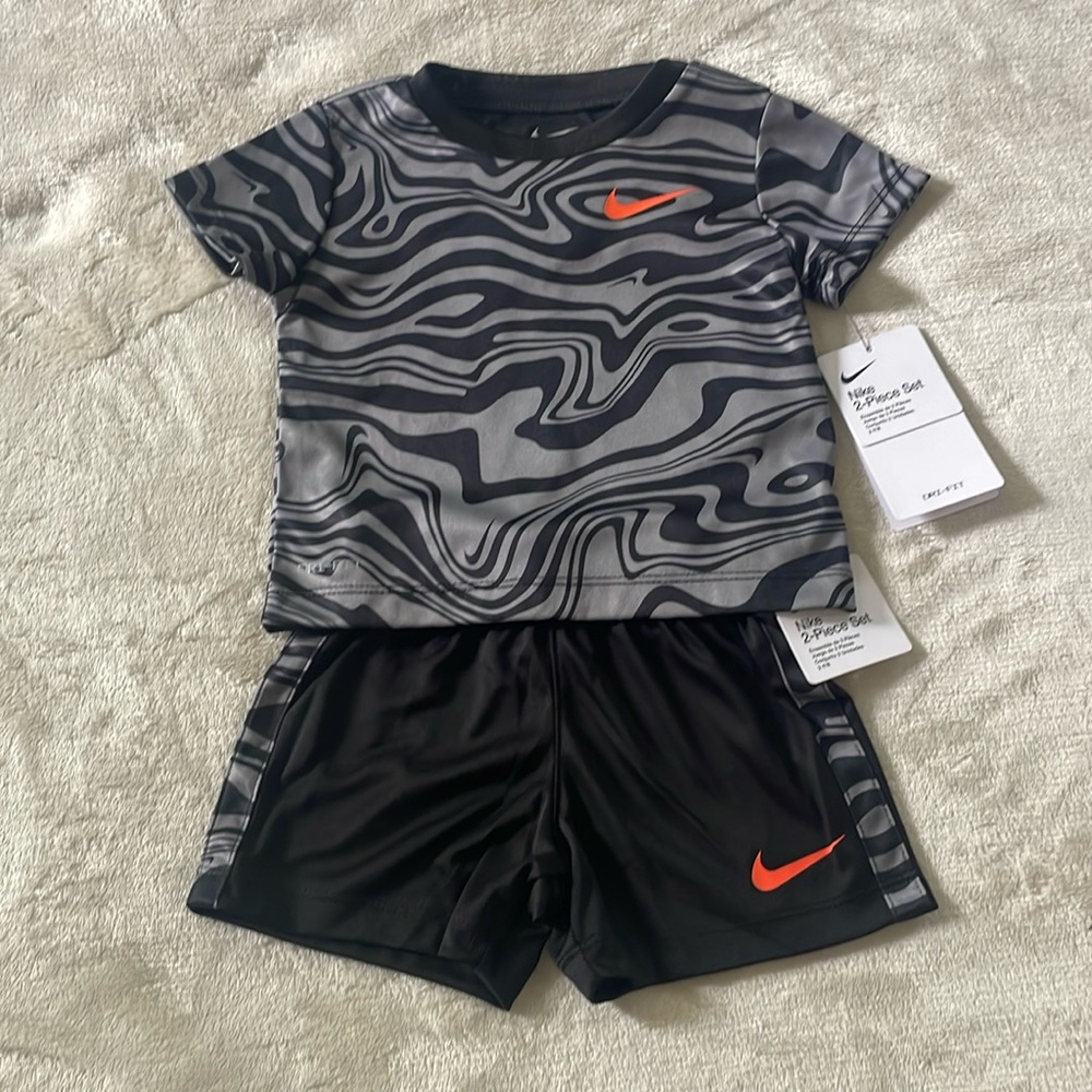 NEW! BABY (BOYS) NIKE 2-PIECE SHORTS AND T-SHIRT SET. SIZE 12 MONTHS.